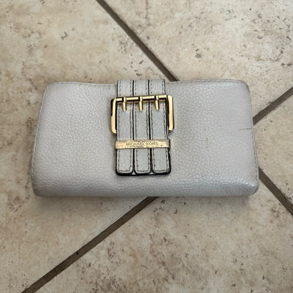 Michael Kors White Wallet - Picture 1 of 3